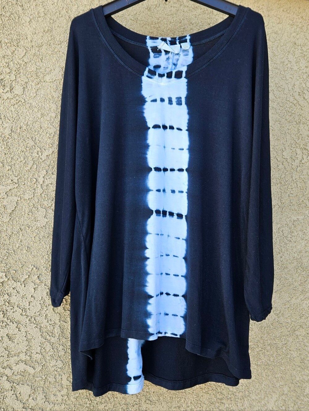 Lucy and Laurel Dark Blue Top with White Tie-Dye Center Stripe Size L
